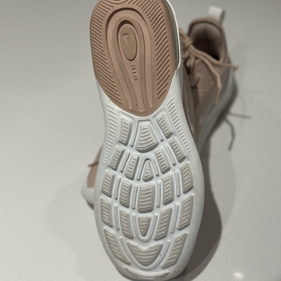 Nike Air Max Axis Light Pink/White Sneaker Running Size 6 - Picture 3 of 5